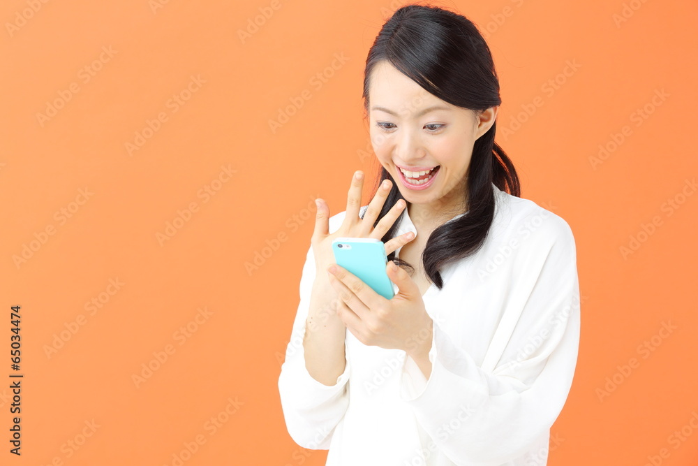 スマートフォン・若い女性 スマートフォン・若い女性