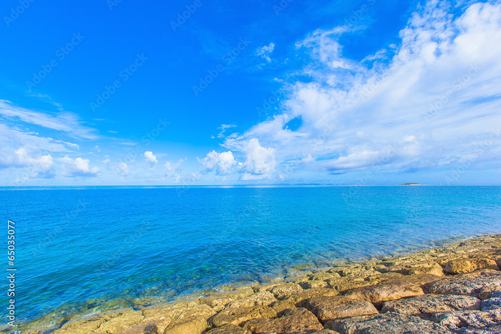 Beautiful scenery of shining blue sky and emerald green ocean