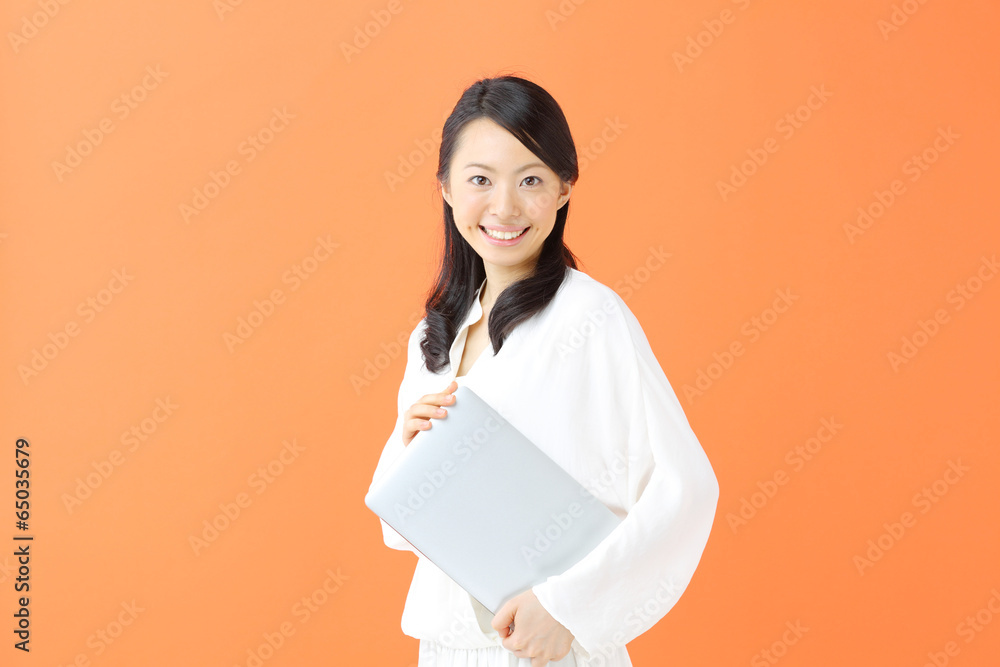 ノートパソコンを持つ若い女性 ノートパソコンを持つ若い女性