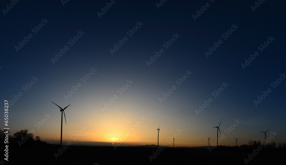 Obraz premium windraeder bei sonnenuntergang panorama
