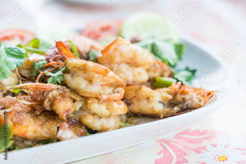 Stir-fried shrimp with garlic and pepper
