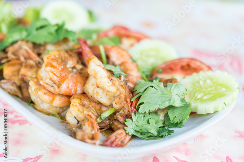 Stir-fried shrimp with garlic and pepper
