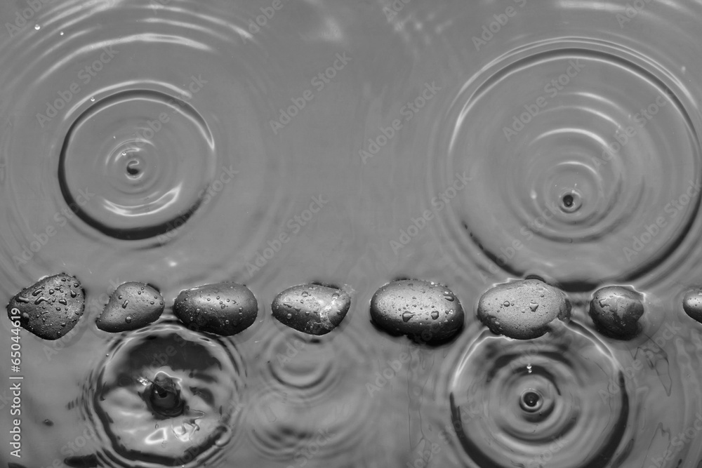 Obraz premium Black stones in the water in the rain