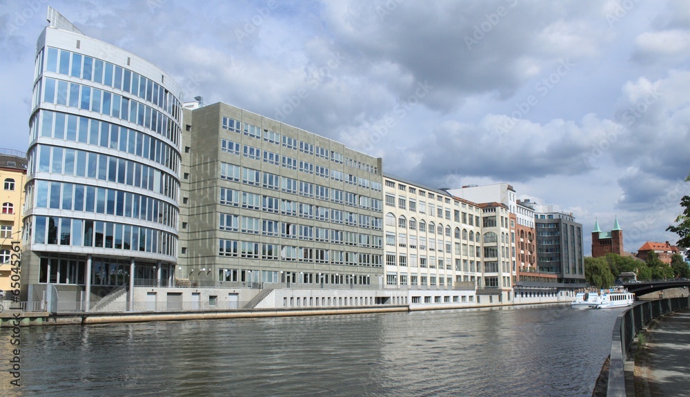 Obraz premium Spreeufer an der Gotzkowskybrücke in Berlin