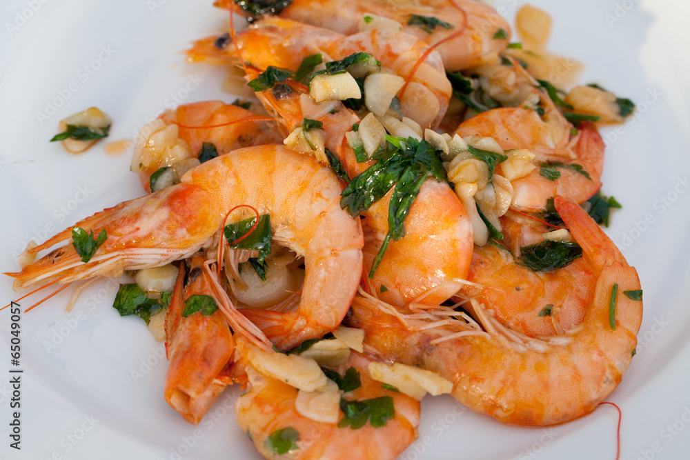 Fried shrimps with the garlic and the parsley Fried shrimps with the garlic and the parsley