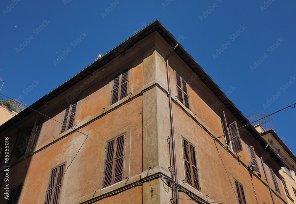 Fototapeta premium Immeuble ocre en coin sur ciel bieu