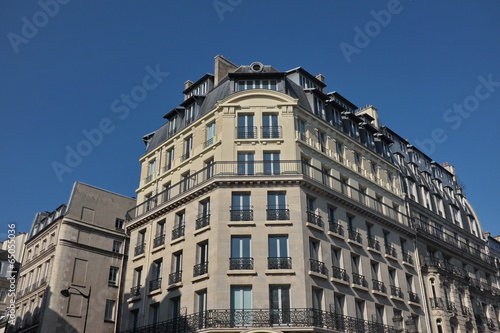 Immeuble ancien blanc parisien © Bruno Bleu