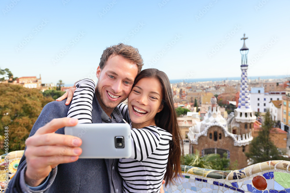Naklejka premium Podróż para szczęśliwy selfie, Park Guell, Barcelona