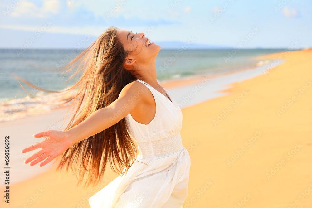 Free happy woman on beach - obrazy, fototapety, plakaty 