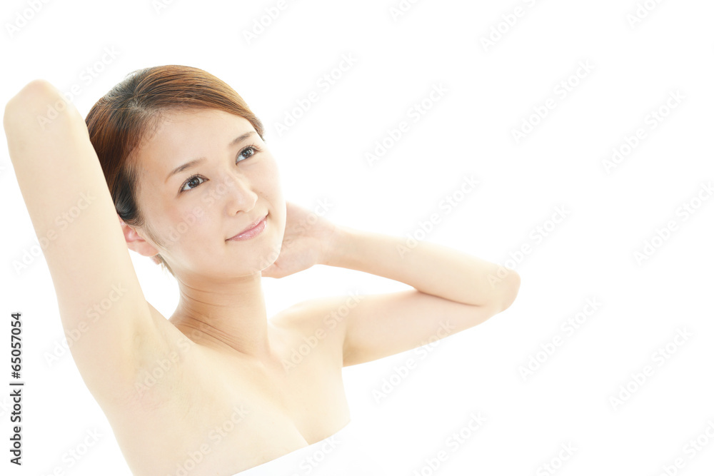 ボディーケアをする女性 ボディーケアをする女性