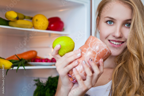 холодильник и девушка с едой