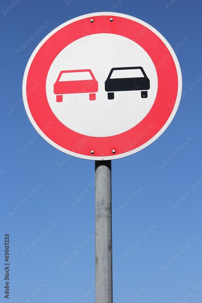 Deutsches Verkehrszeichen: Überholverbot für Kraftfahrzeuge aller Art Deutsches Verkehrszeichen: Überholverbot für Kraftfahrzeuge aller Art