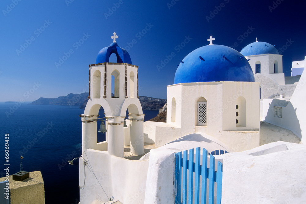 églises bleues et blanches de Santorin en Grèce