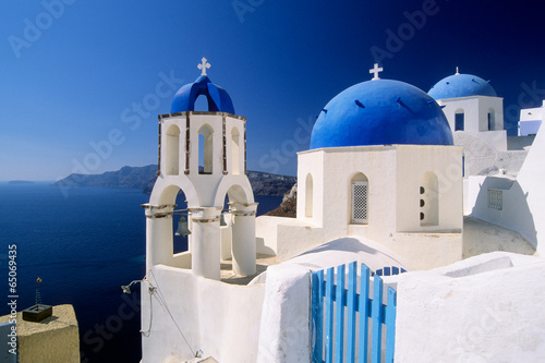 églises bleues et blanches de Santorin en Grèce