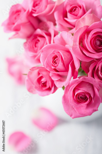 beautiful pink roses bouquet in vase