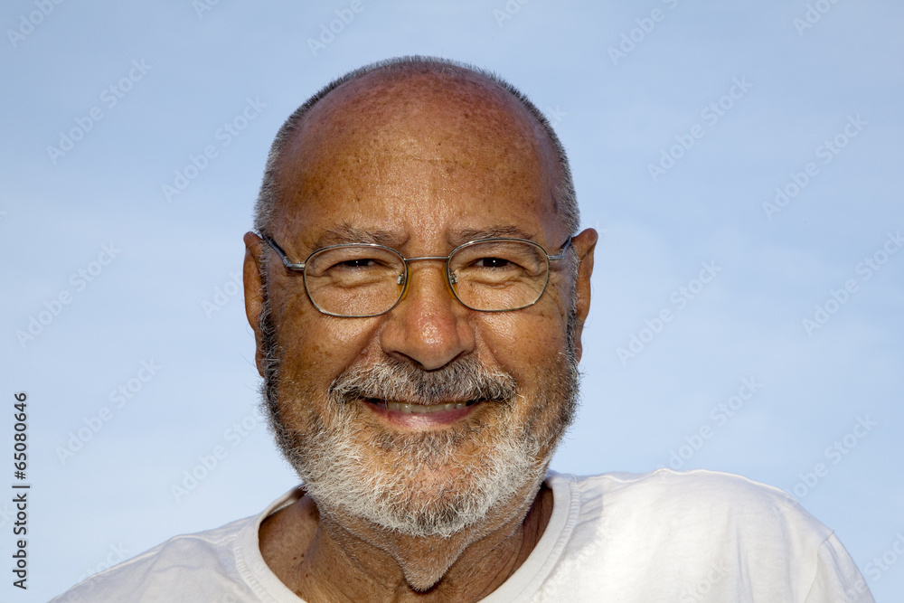 Hombre de 76 años con barba blanca sonriendo