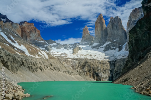 Fototapeta Naklejka Na Ścianę i Meble -  Green lake in the mountains of Torres del Pai