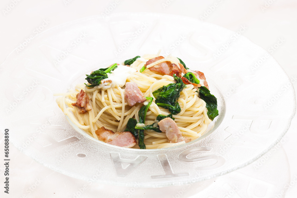 spaghetti with spinach, bacon and mozzarella