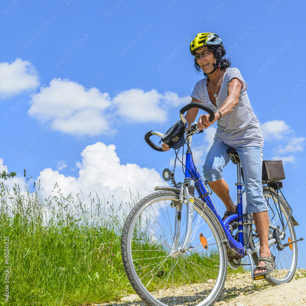 Ältere Frau macht Radtour