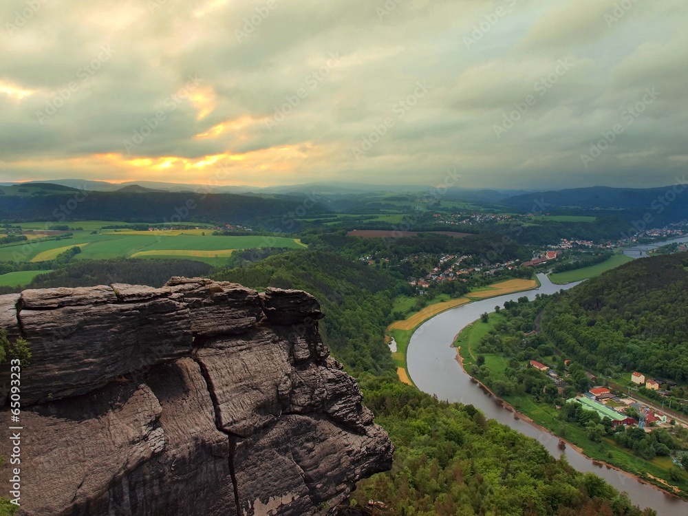 Obraz premium Early fresh spring morning above big river after rainy night