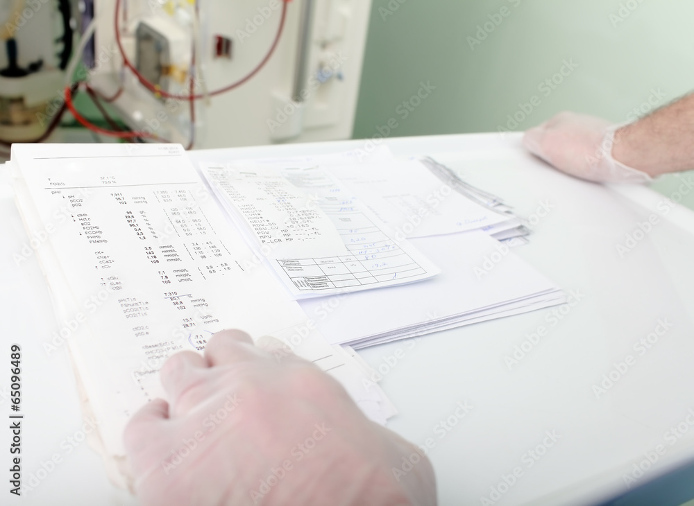 Obraz premium Lekarz bada wyniki badań krwi
