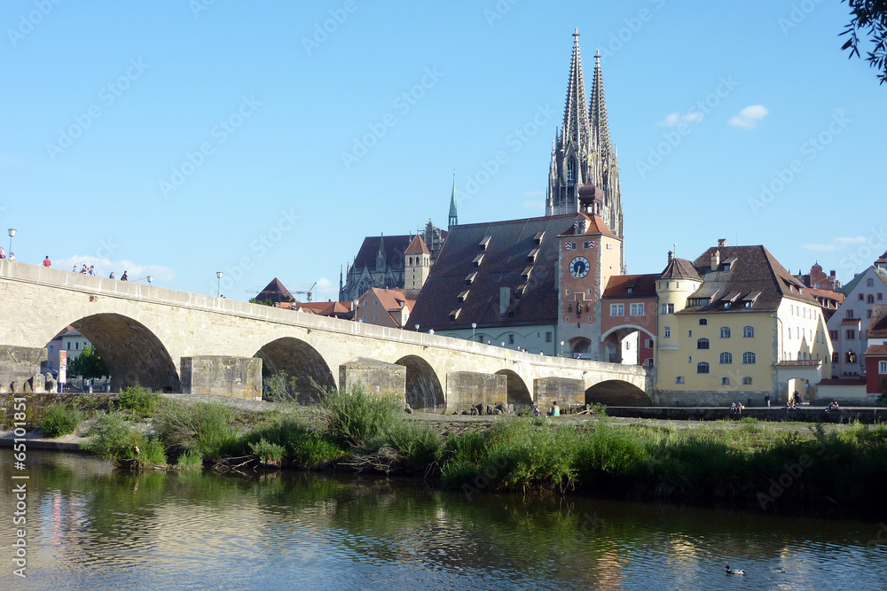 Fototapeta premium Steinerne Brücke mit Regensburger Dom