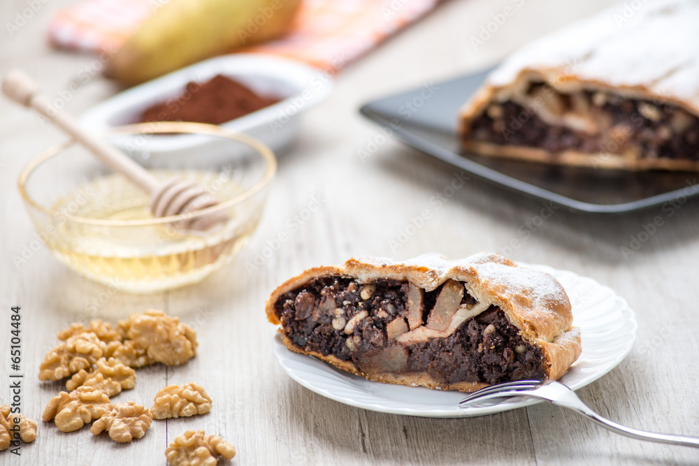 Fetta di strudel alle pere e cioccolato Fetta di strudel alle pere e cioccolato