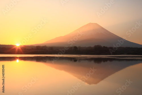 富士山　精進湖の日の出