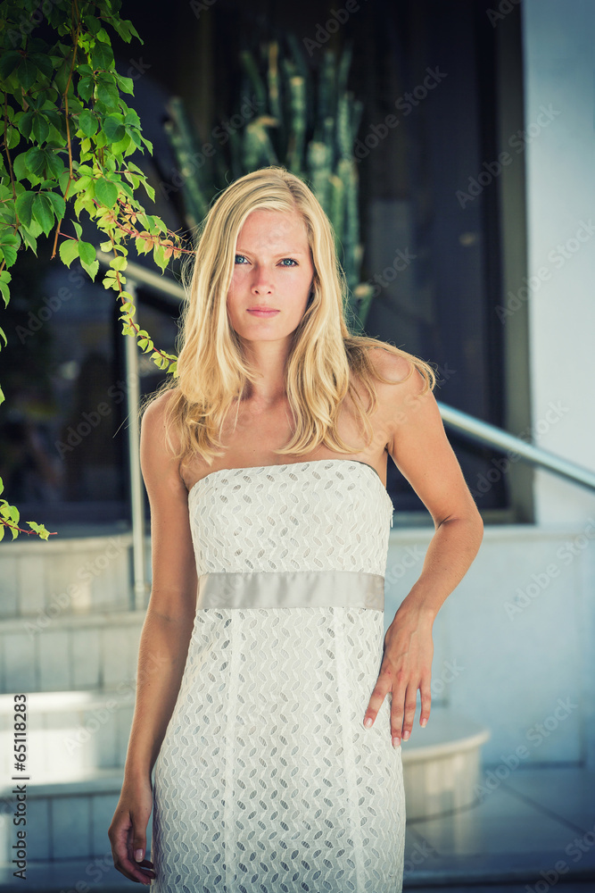 Naklejka premium young blonde woman posing in the streets