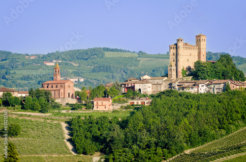 Serralunga d'Alba, Castle
