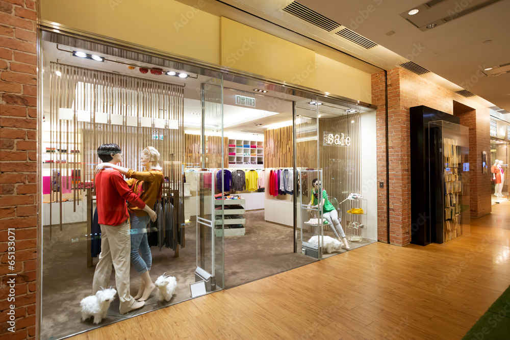 Obraz premium Boutique display window with mannequins in fashionable dresses