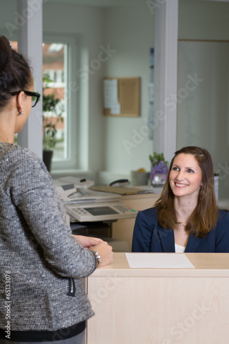 Angestellte lächelt zur Kundin