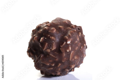 dunkel Praline schokolade isoliert