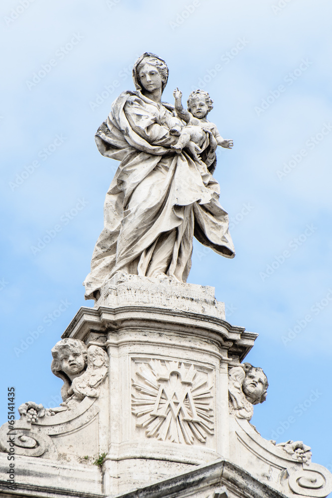Statue in the front of Santa Maria Maggiore. Roma