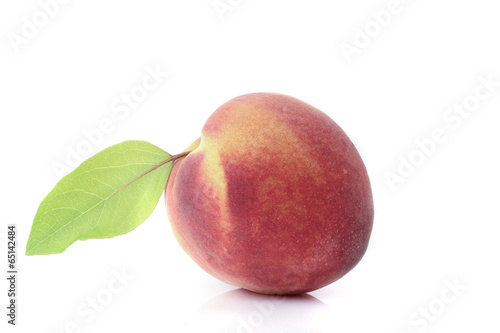 Pfirsich mit Blatt isloiert