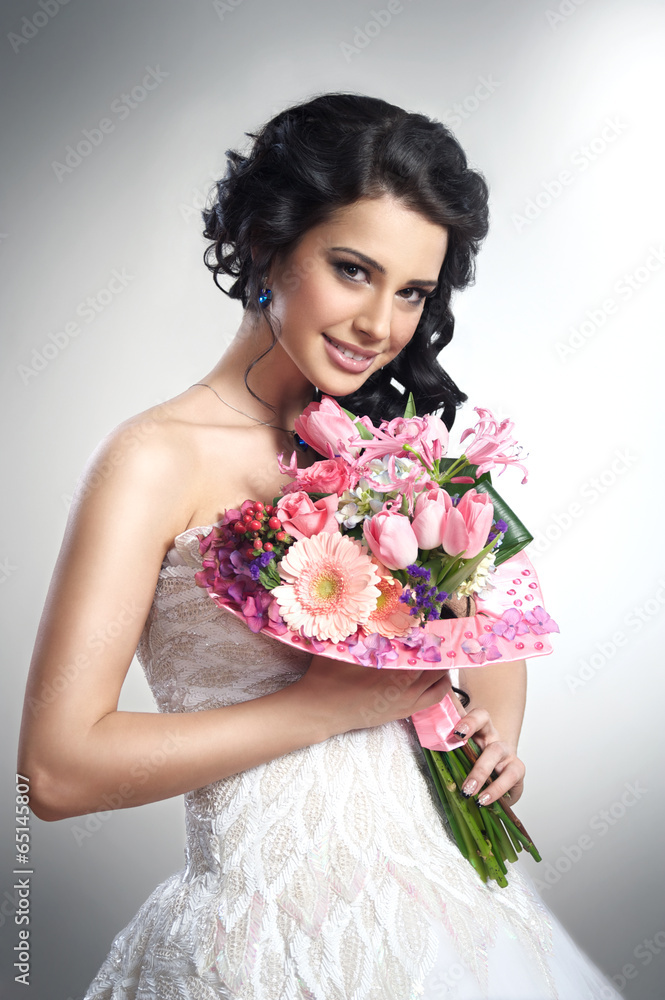 Naklejka premium beautiful girl with a bouquet of flowers