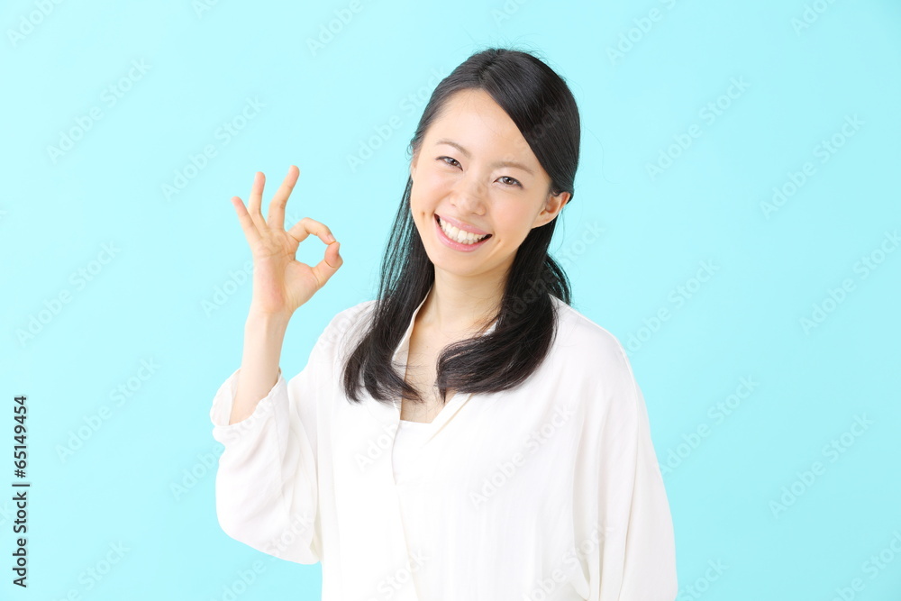 若い女性・ブルーバック 若い女性・ブルーバック