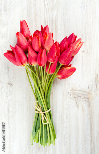 Fototapeta Naklejka Na Ścianę i Meble -  bunch of red tulips on wooden surface