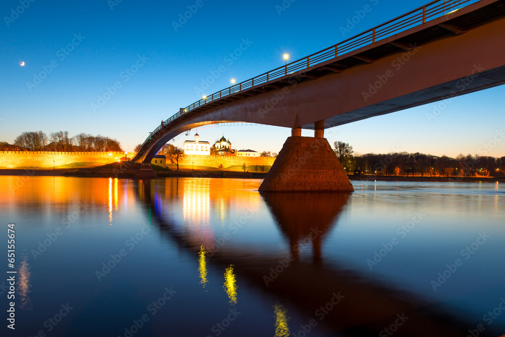 Naklejka premium Night photo of the bridge overlooking the Novgorod Kremlin
