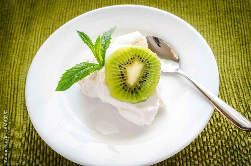 Pavlova meringue with kiwifruit slices Pavlova meringue with kiwifruit slices