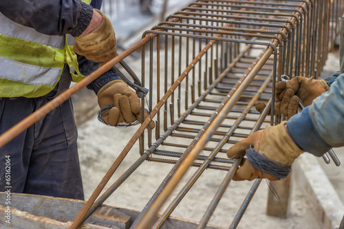 Foto workers hands fixing steel reinforcement bars