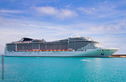 Bilde på lerret Luxury cruise ship sailing from port