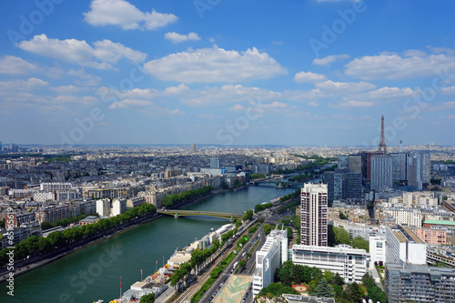 Vue aérienne de Paris en France © Cyril PAPOT