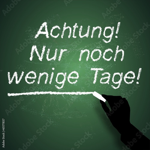 Tafel Hand Kreide Achtung nur noch wenige Tage