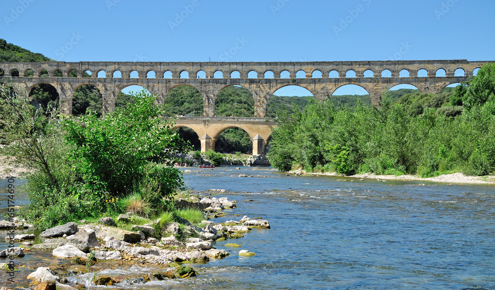 das bekannte römische Aquädukt Pont du Gard in Südfrankreich