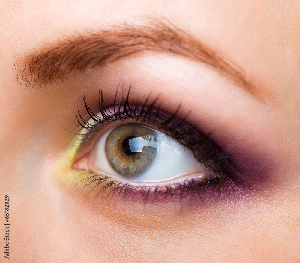 Obraz premium Closeup of womanish eye with glamorous makeup
