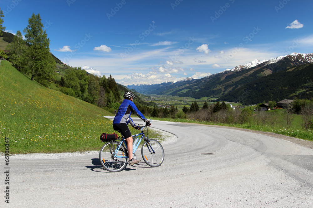 Naklejka premium Cyclist in Alps