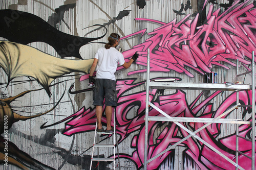 Fotografía Graffiti Artist an der Wand