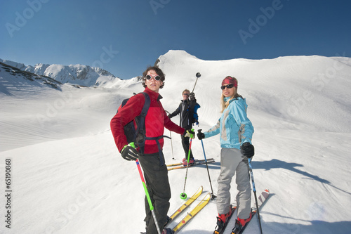  Zauchensee, drei Personen Langlauf in Bergen, Mann zeigen mit Skistock , Portrait
