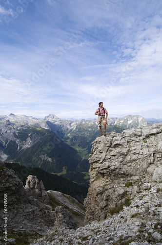 Österreich,Salzburger Land,junger Mann auf Berg